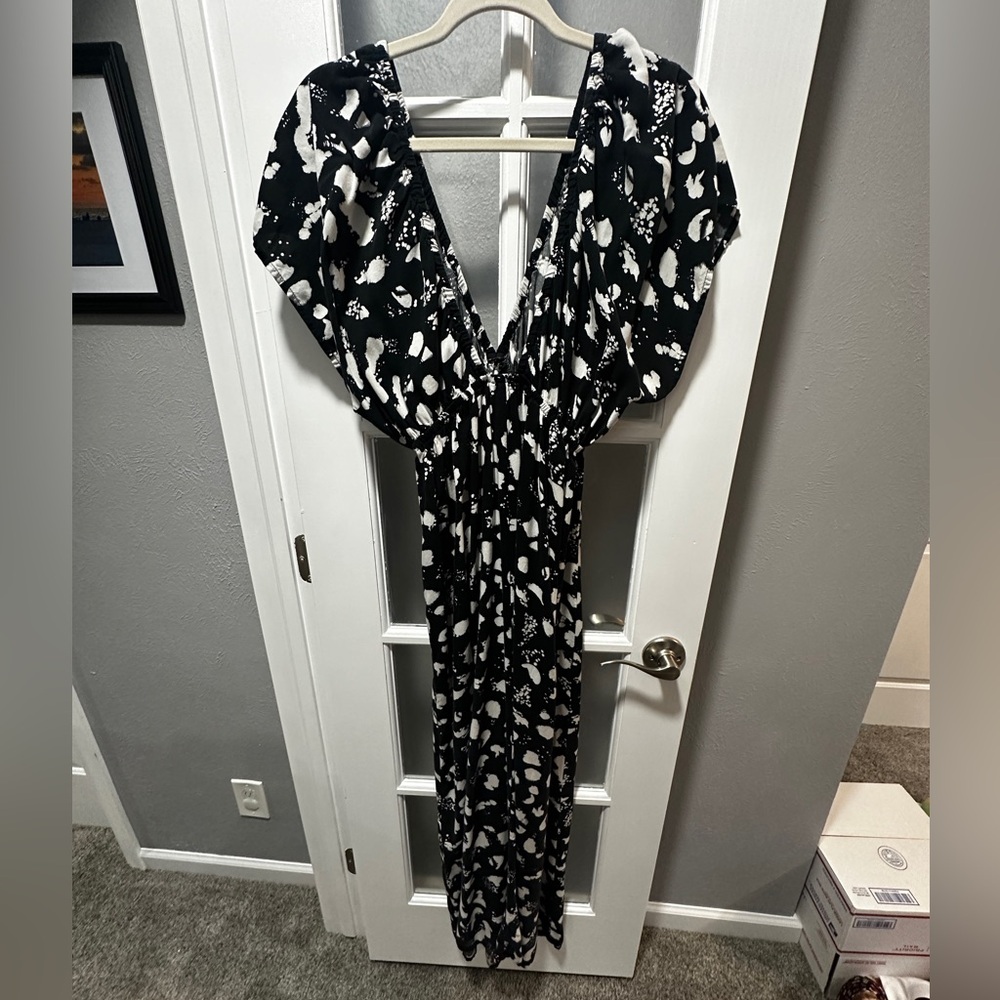 ASOS DESIGN Maternity flutter sleeve maxi beach dress in mono spot print - Picture 5 of 9